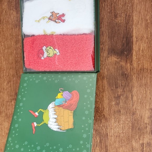 2 Pair of Dr. Seuss Grinch Fuzzy House Socks With Snowglobe Gift Box - Picture 2 of 2